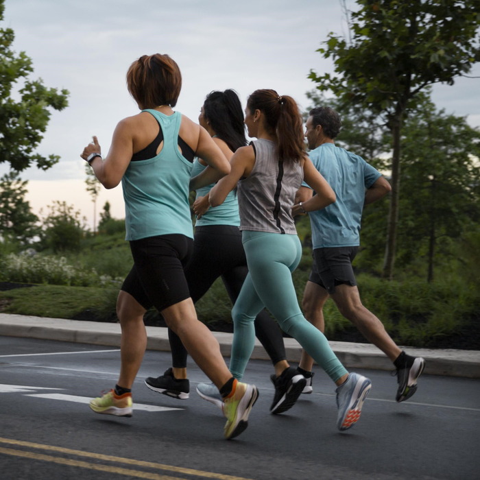 full_shot_people_running_together-8GWZDfis